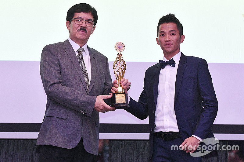 Wahyu Aji Trilaksana dianugerahi penghargaan oleh FIM Asia