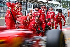 Leclerc megkapta Vettel csapatát, míg Räikkönen emberei Vettelhez kerültek a Ferrarinál