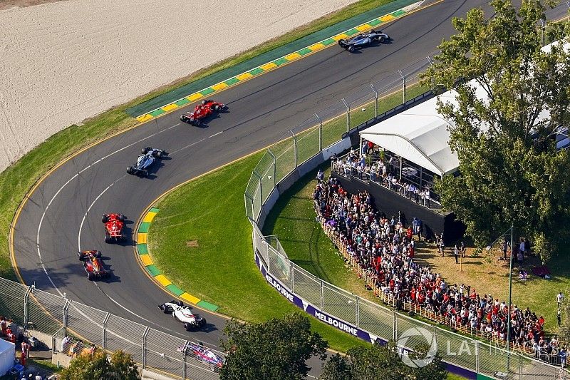 Lewis Hamilton, Mercedes AMG F1 W08, devant Sebastian Vettel, Ferrari SF70H, Valtteri Bottas, Mercedes AMG F1 W08, Kimi Raikkonen, Ferrari SF70H, Max Verstappen, Red Bull Racing RB13, et Felipe Massa, Williams FW40, au départ