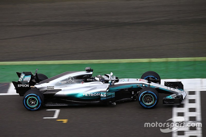 Mercedes test radicale T-vleugel, denkt nog na over haaienvin