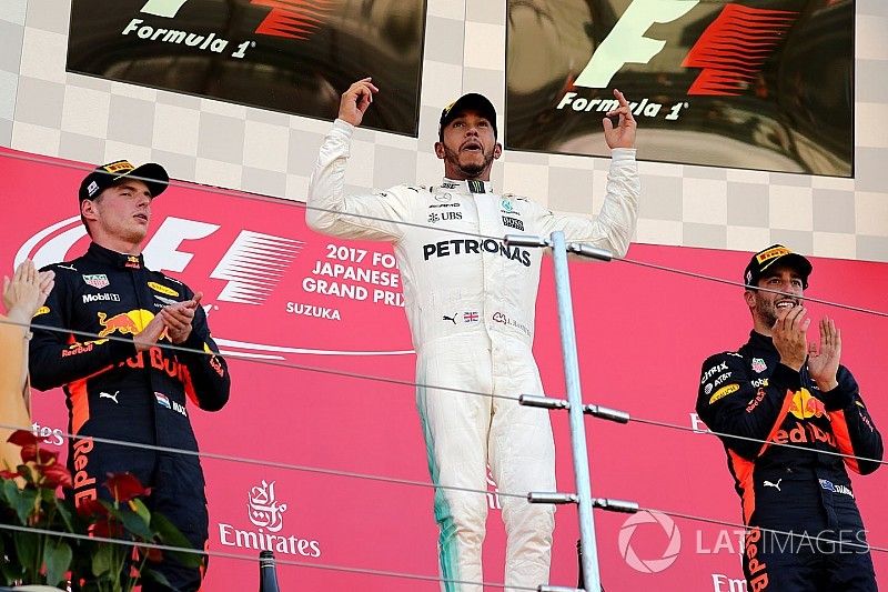 Winnaar Lewis Hamilton, Mercedes AMG F1 op het podium met Max Verstappen, Red Bull Racing en Daniel 