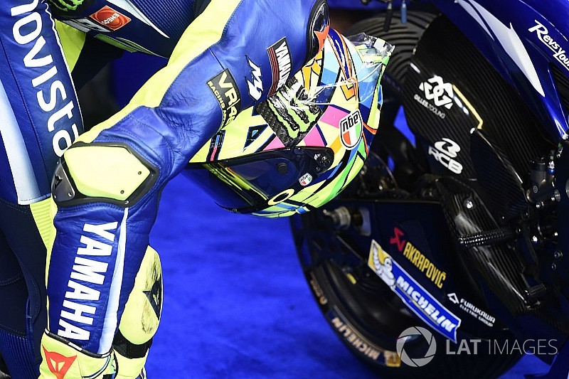 Terjatuh saat FP4, Rossi beruntung tak cedera parah