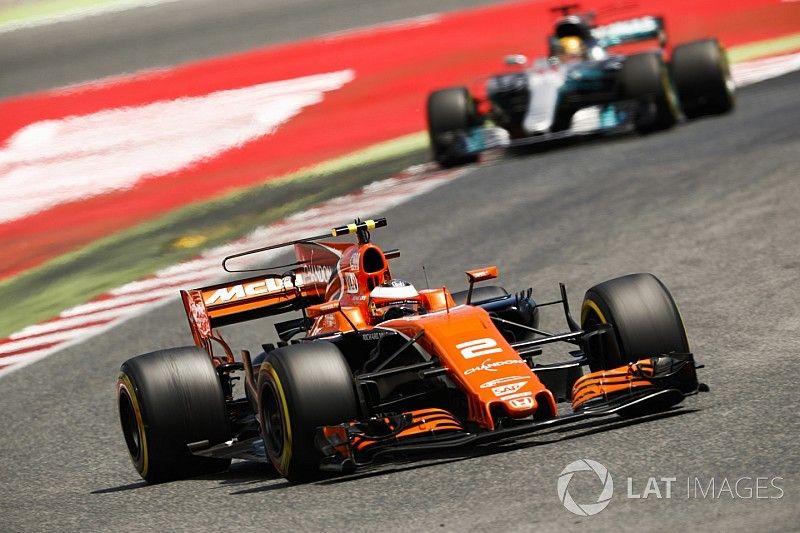 Stoffel Vandoorne, McLaren MCL32, Lewis Hamilton, Mercedes AMG F1 W08