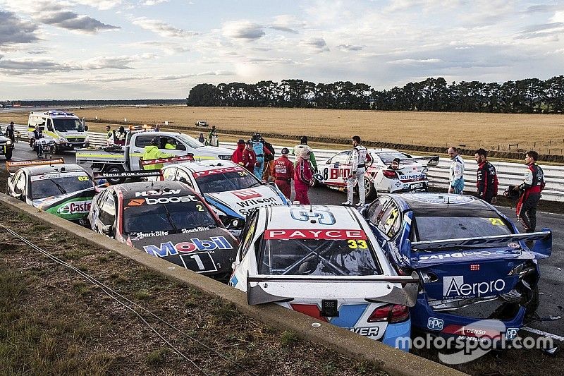 Supercars: Massencrash mit 12 Autos, Rennen wird nicht gewertet