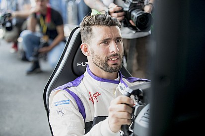 "Pechito" López se pone máscara de luchador mexicano