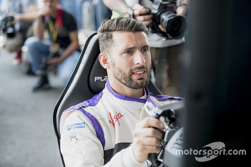 "Pechito" López se pone máscara de luchador mexicano