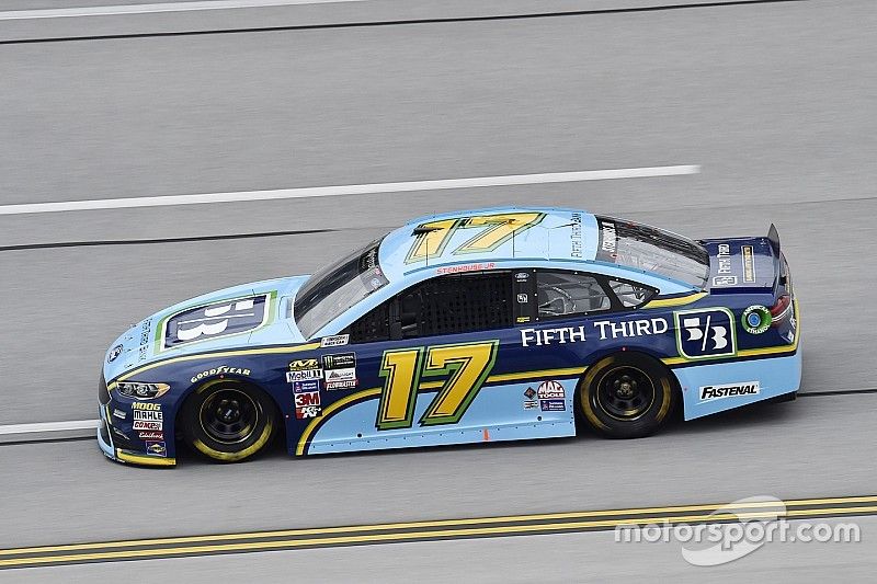 Ricky Stenhouse Jr. regola Earnhardt ed ottiene la pole a Talladega