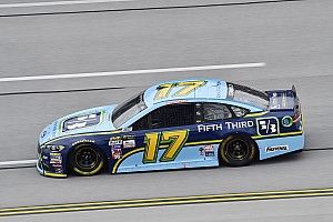 Ricky Stenhouse Jr. regola Earnhardt ed ottiene la pole a Talladega