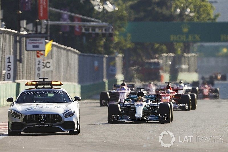 Lewis Hamilton, Mercedes AMG F1 W08 detrás del coche de seguridad