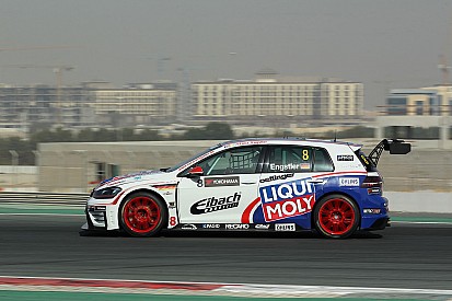 Luca Engstler domina Gara 1 a Dubai, a podio Giacomo Altoè e Veglia