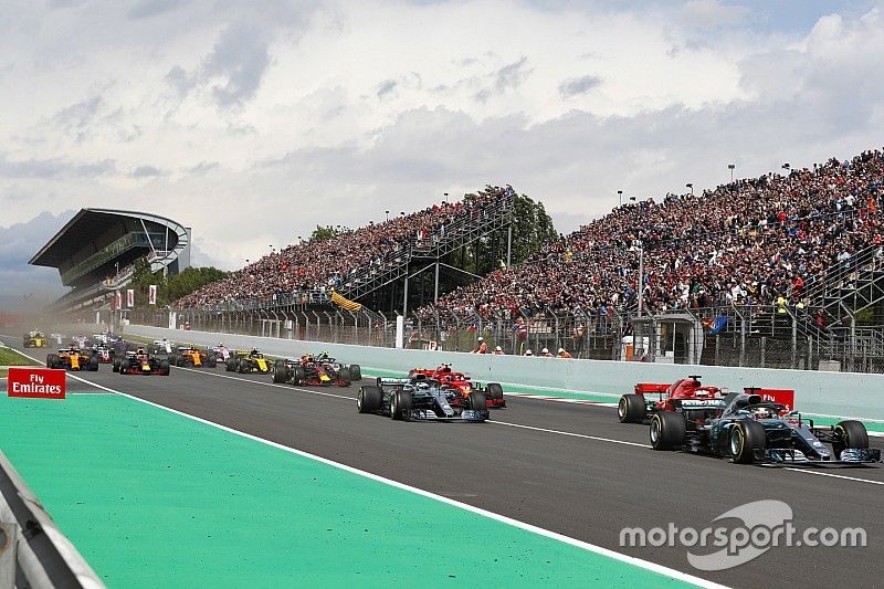 Lewis Hamilton, Mercedes AMG F1 W09, Valtteri Bottas, Mercedes AMG F1 W09, Sebastian Vettel, Ferrari SF71H, Kimi Raikkonen, Ferrari SF71H, Max Verstappen, Red Bull Racing RB14, Daniel Ricciardo, Red Bull Racing RB14, the rest of the field at the start