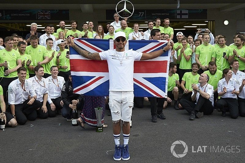 Campeón del mundo de F1 2017 Lewis Hamilton, Mercedes AMG F1 con su madre Carmen Lockhart