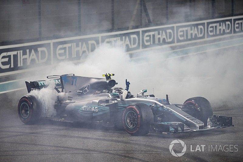 Il vincitore della gara Valtteri Bottas, Mercedes AMG F1 W08, festeggia con dei doughnut