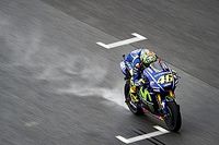 Rossi: "Esta moto en lluvia es imposible de pilotar"