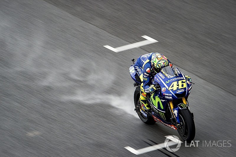 Rossi: "Esta moto en lluvia es imposible de pilotar"