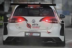Ecco i piloti in azione ad Abu Dhabi: ci sono i fratelli Altoè e Vescovi con Pit Lane