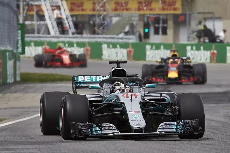 Lewis Hamilton, Mercedes AMG F1 W09, y Daniel Ricciardo, Red Bull Racing RB14