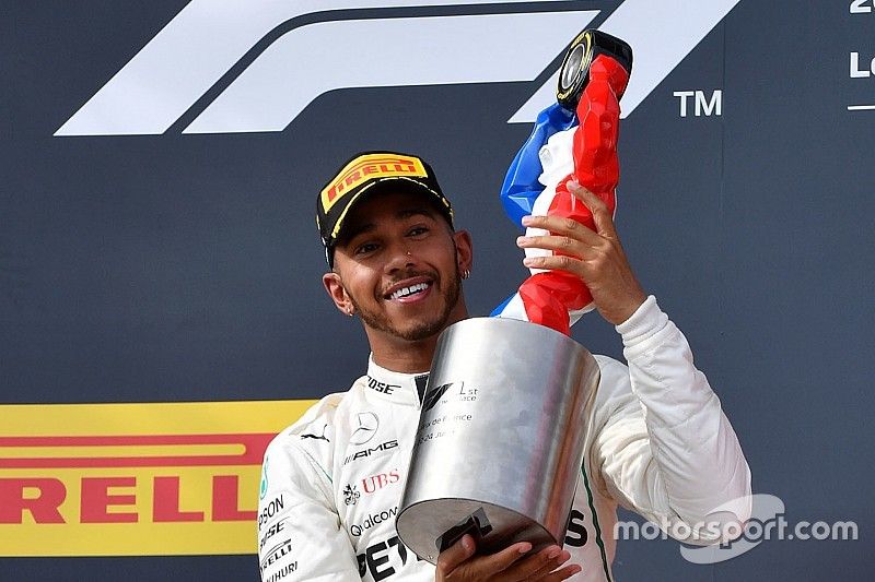 Le vainqueur Lewis Hamilton, Mercedes-AMG F1 fête sa victoire sur le podium avec son trophée