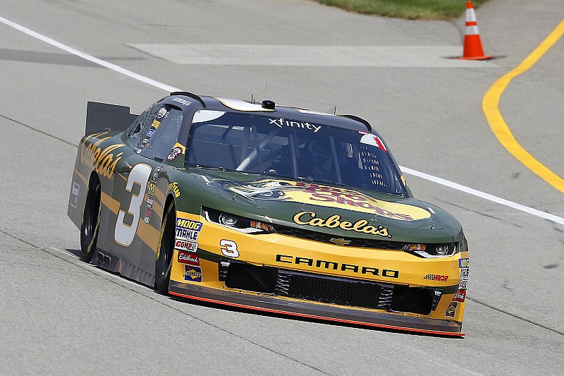 Austin Dillon gana una carrera recortada por la lluvia en Michigan