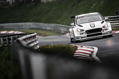 WTCR Nürburgring: Björk pakt eerste zege van seizoen in chaotische race