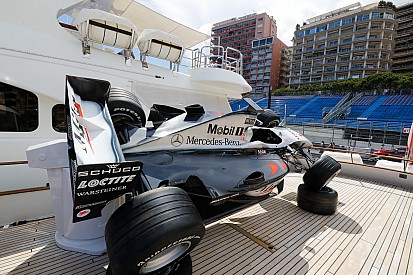 McLaren que venceu em Mônaco 1998, é exposta em iate
