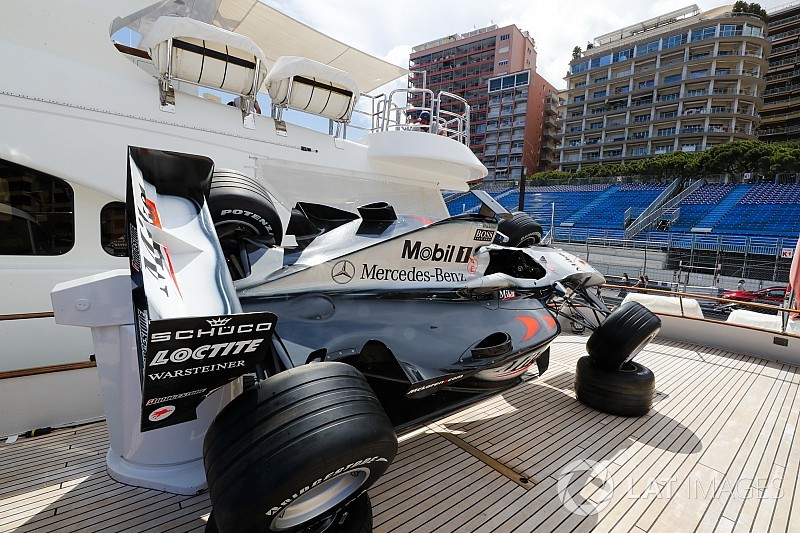 McLaren que venceu em Mônaco 1998, é exposta em iate