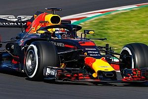 Ricciardo bate Hamilton e McLaren quebra de novo na Espanha