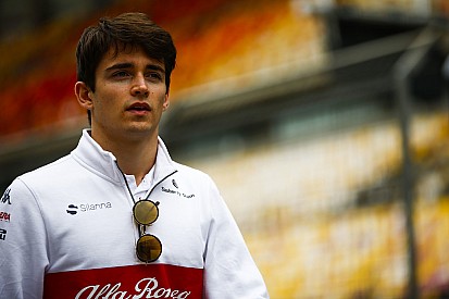 Leclerc szerint a Sauber rendszeres pontszerző lehet