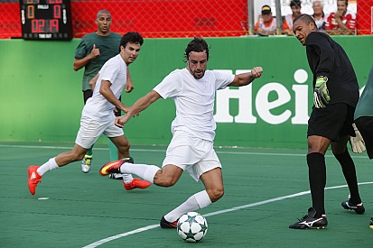 Magnussen szerint Alonso túljátssza magát, mint Neymar