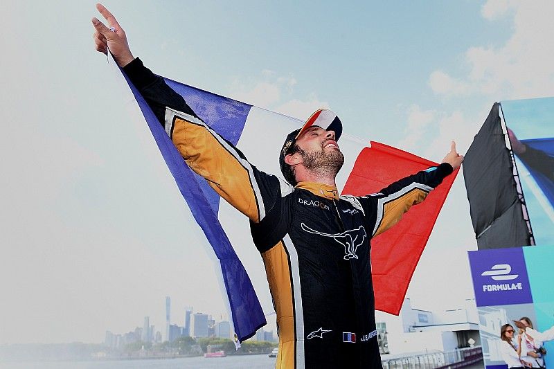 Jean-Eric Vergne, Techeetah, festeggia sul podio dopo la vittoria del campionato