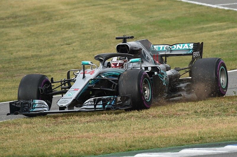 Lewis Hamilton, Mercedes-AMG F1 W09 passe dans l'herbe à l'entrée des stands