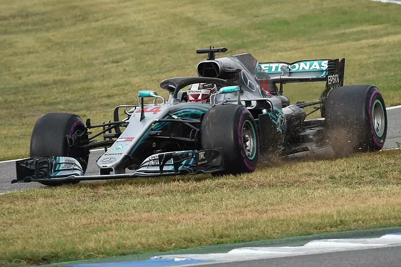 Lewis Hamilton, Mercedes-AMG F1 W09 cruza la hierba en la entrada del pit lane