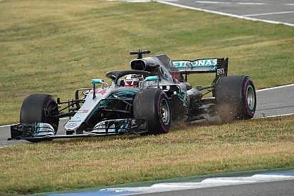 Incidente na entrada do pit pode tirar vitória de Hamilton