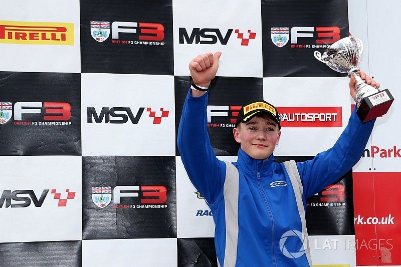 Billy Monger conquista pódio em retorno às pistas