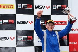 Billy Monger conquista pódio em retorno às pistas