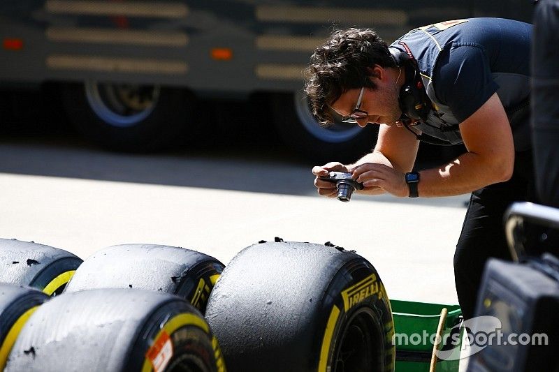 Un ingeniero de Pirelli fotografía algunos neumáticos