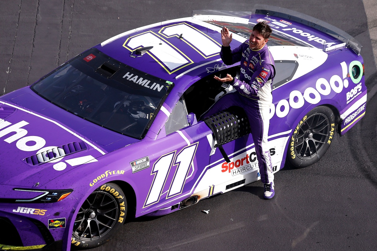 Denny Hamlin overcomes penalty, beats Chase Elliott to win Las Vegas Cup race