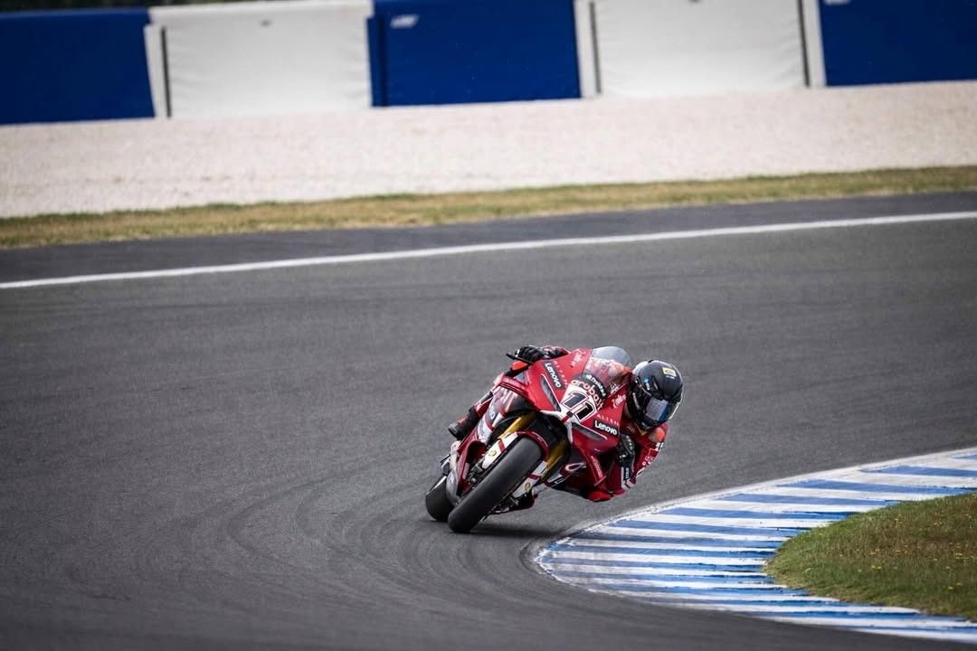 WSBK Portekiz 2. yarış: Bulega liderliğinde Ducati 1-2, Bahattin yarış dışı