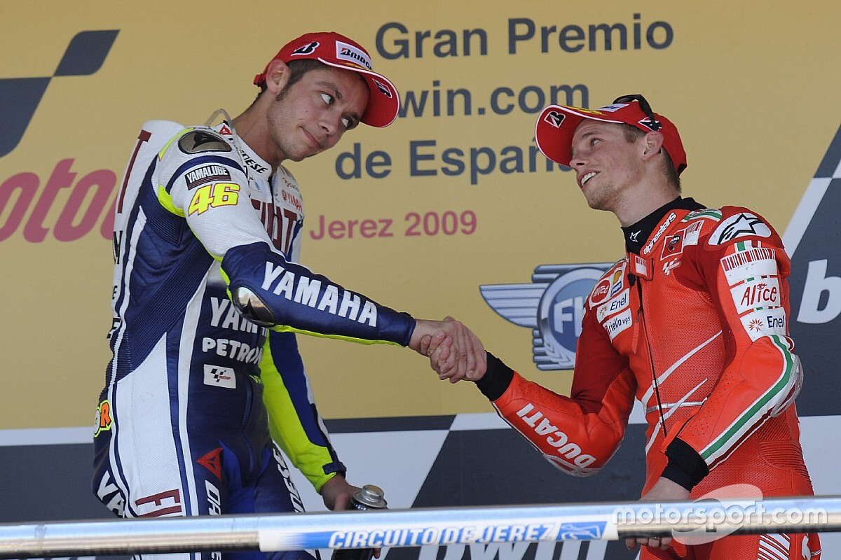 Stoner: "Decepcionante ver a Rossi denigrado a un equipo satélite"