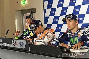 Rossi dan Lorenzo berdebat di konferensi pers