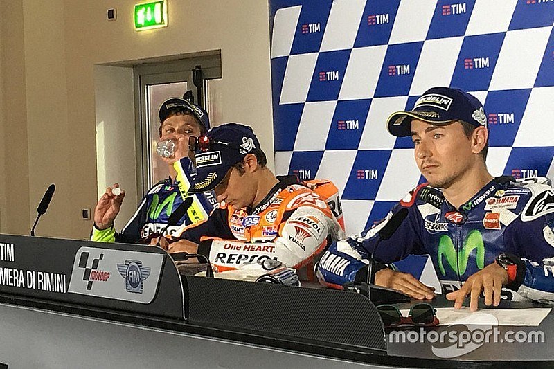 Rossi dan Lorenzo berdebat di konferensi pers