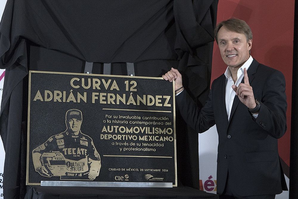 Adrián Fernández con su placa conmemorativa Curva 12 que llevara su nombre en el AUtódromo Hermanos Rodrígiuez