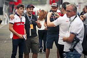 Vasseur, Ferrari'ye "erken" geçişin Leclerc için riskli olduğunu düşünüyor