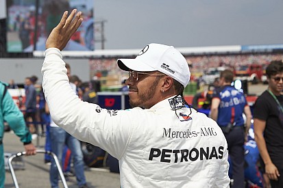 Sfida Ferrari-Mercedes in equilibrio, ma è Hamilton a fare la differenza