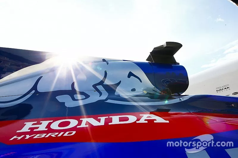 Un logo de Honda en la carrocer&iacute;a de un Toro Rosso