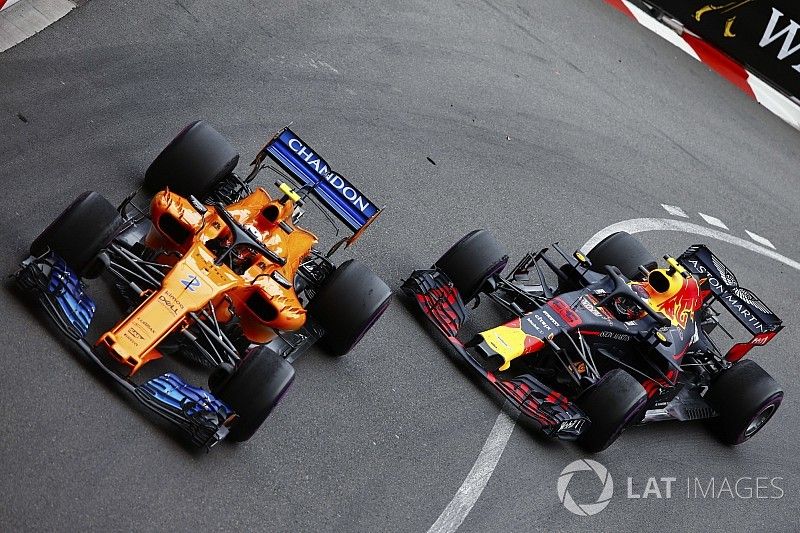 Stoffel Vandoorne, McLaren MCL33, voor Max Verstappen, Red Bull Racing RB14