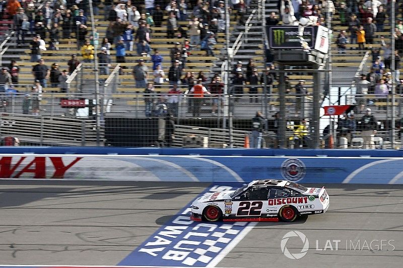 Joey Logano domina y gana la fecha de Xfinity en Fontana