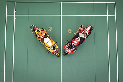 Márquez y Lorenzo juegan a bádminton y Carolina Marín se ofrece a darles clases