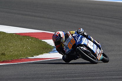 Brno, Libere 1: Oettl svetta con la KTM, Martin cade ed è dolorante ad un polso