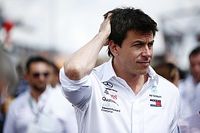 Поломка нового мотора на машине Переса встревожила Mercedes